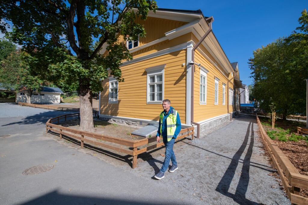 Tampereen Harjun koulun vanhimmat osat ovat palanneet käyttöön. Historiallisen kiinteistön perusparannus jatkuu kohti kesän 2027 valmistumista.